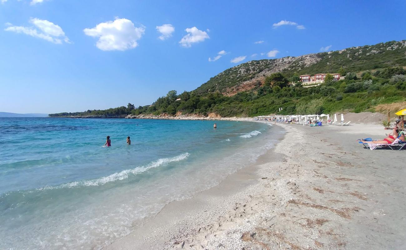 Photo de Crocodile beach II avec sable clair avec caillou de surface