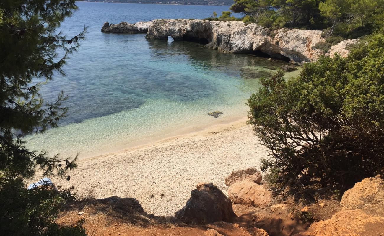 Photo de Kormoranon Bay avec galets beige de surface