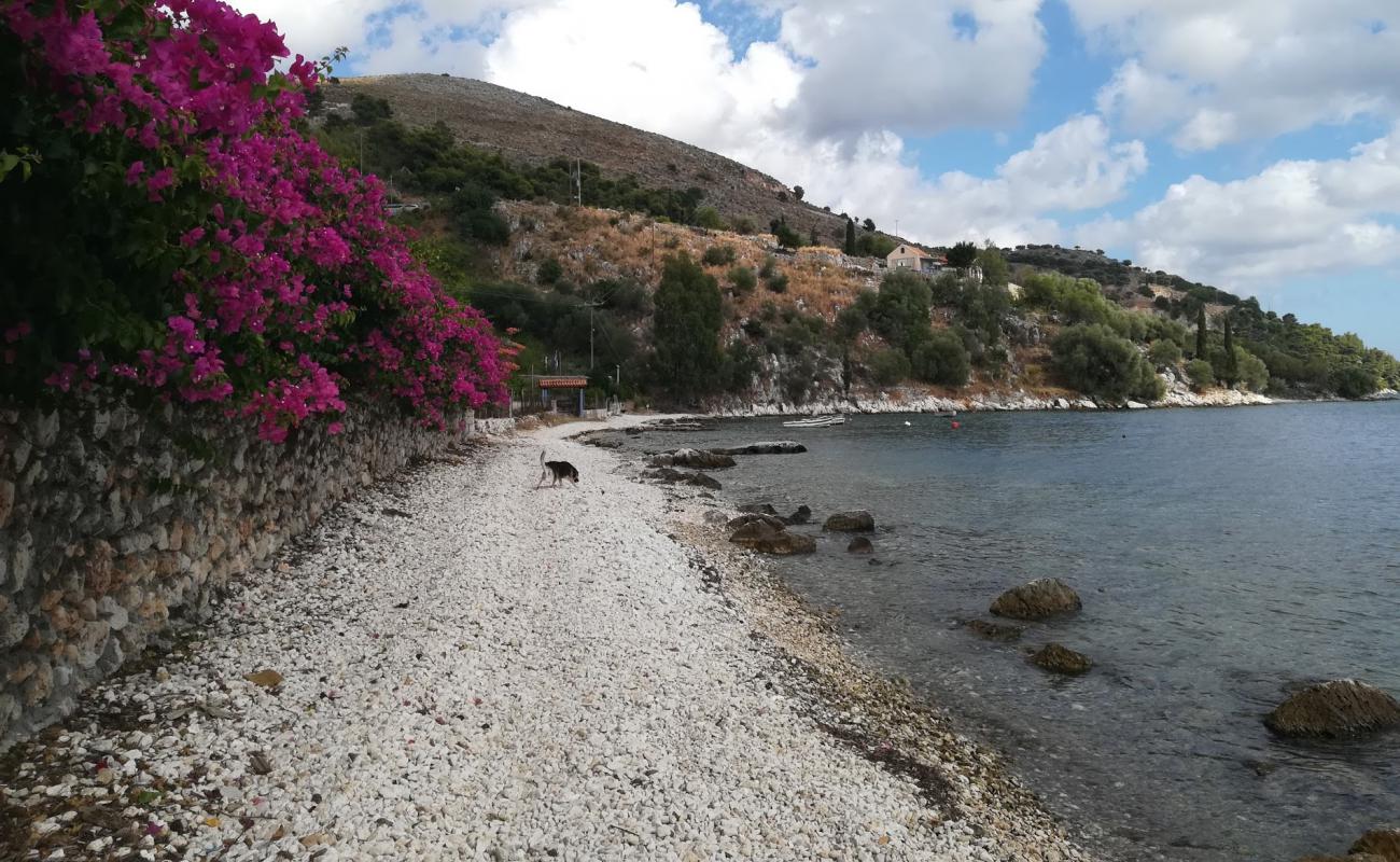 Photo de Agios Konstantinos avec galets beige de surface