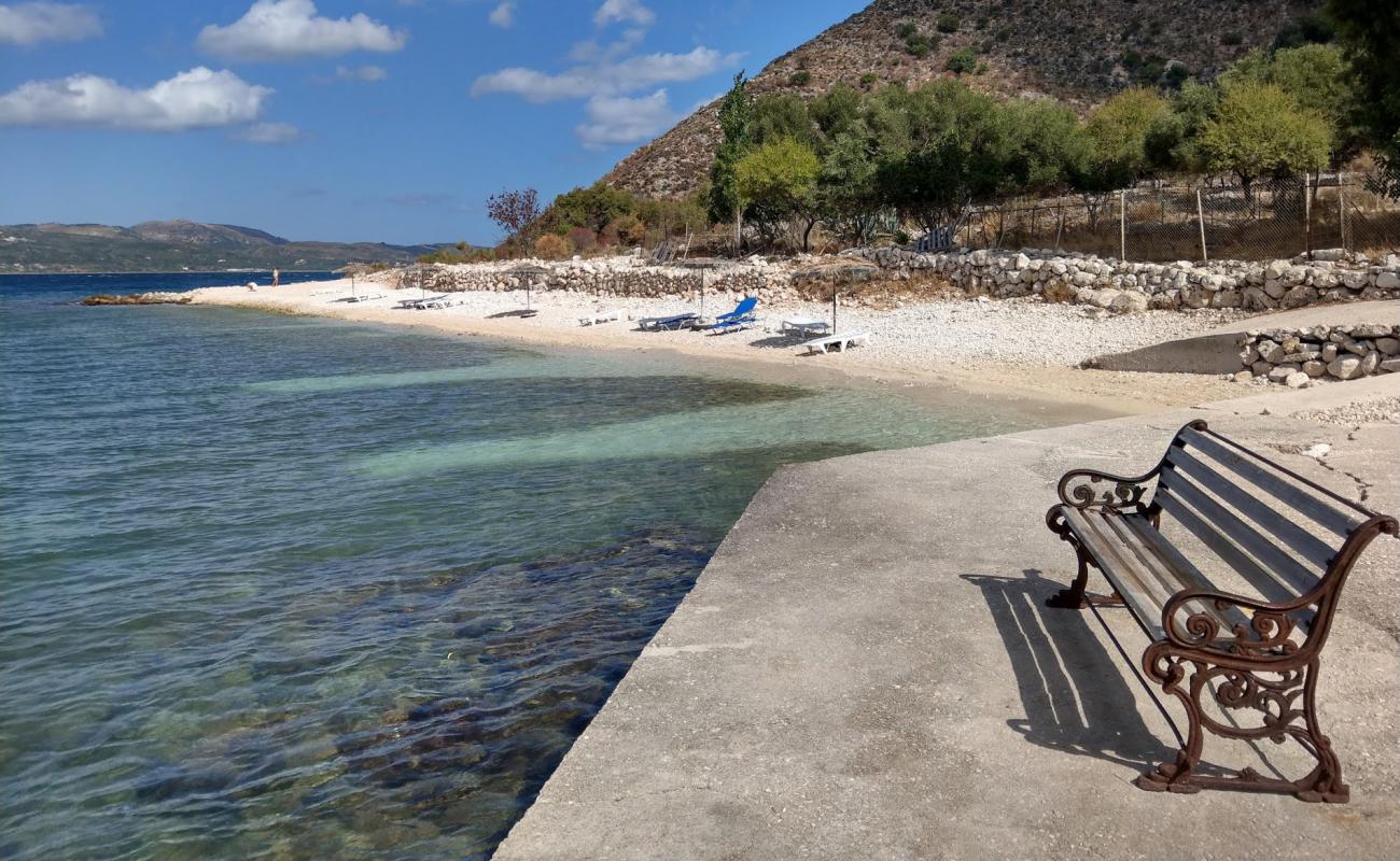 Photo de Ligia beach avec galets beige de surface