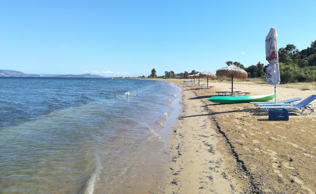 Photo de Variko beach avec sable brun de surface