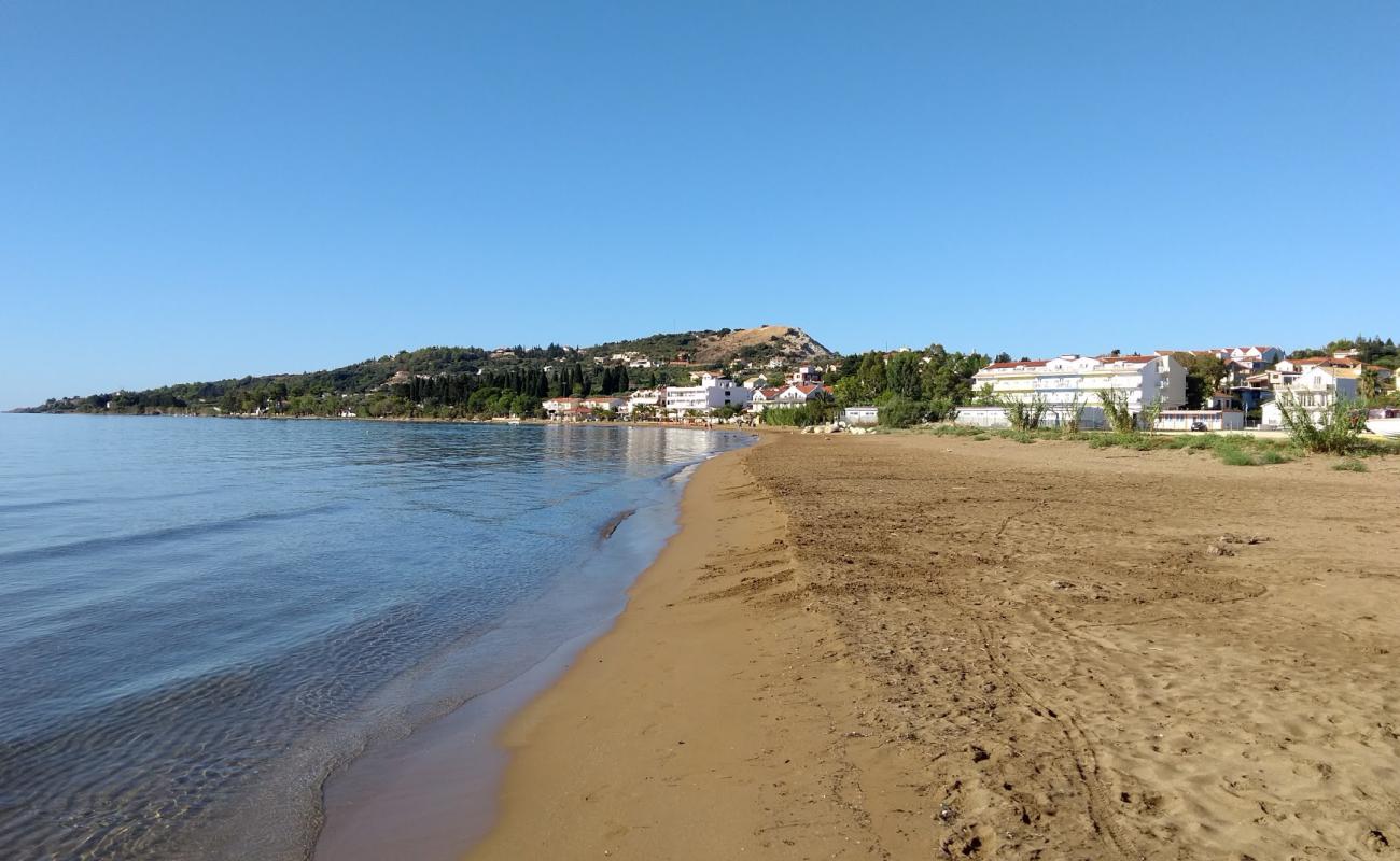 Photo de Fikia beach avec sable brun de surface