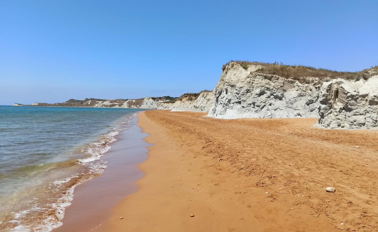 Photo de XI beach avec sable fin marron de surface