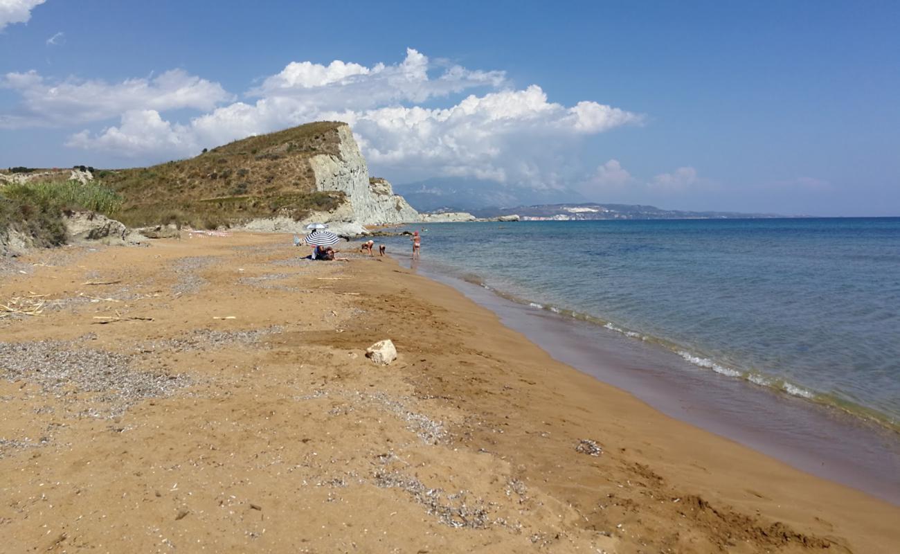 Photo de Mania beach avec sable fin marron de surface