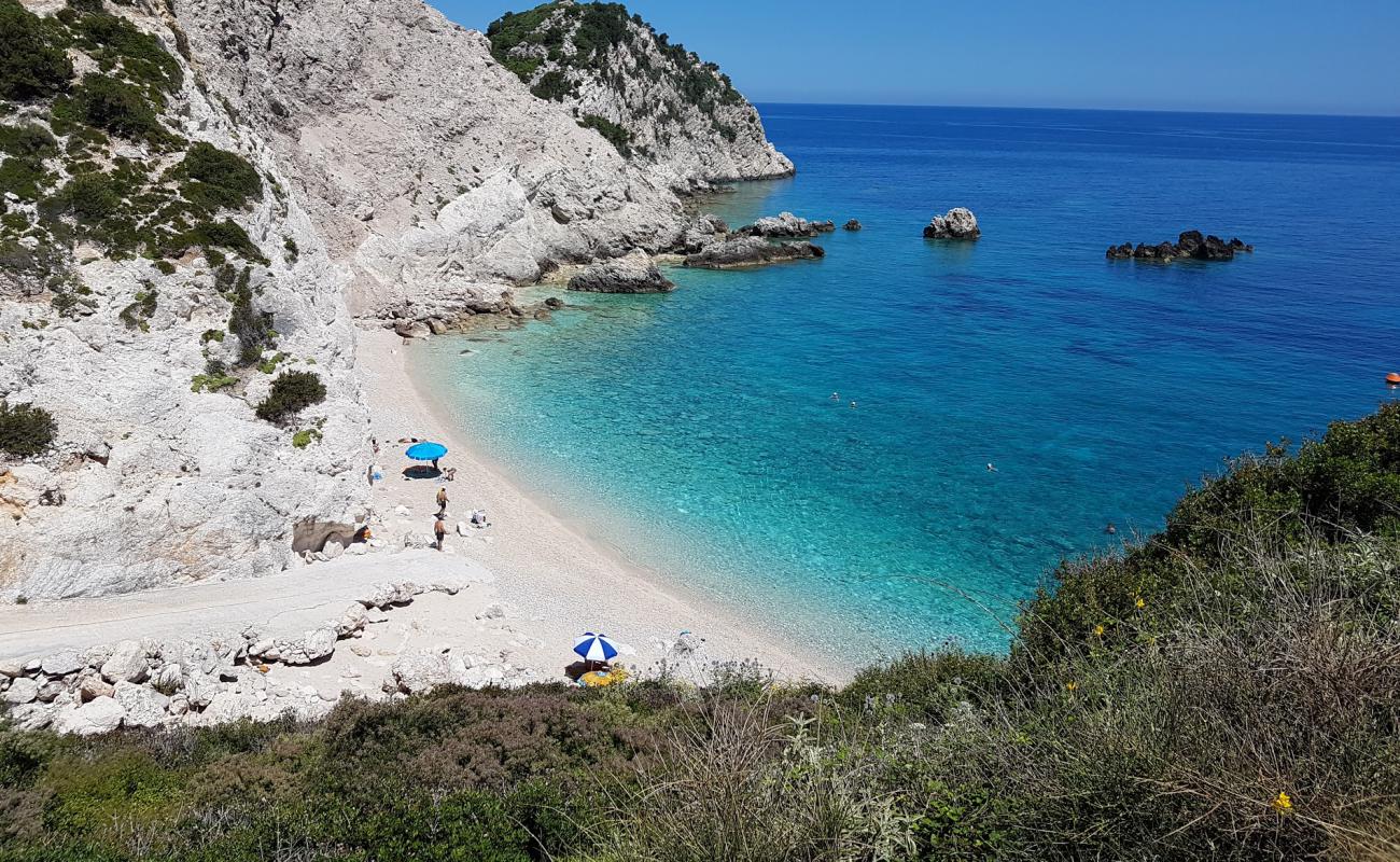 Photo de Agia Eleni avec sable beige & galets de surface