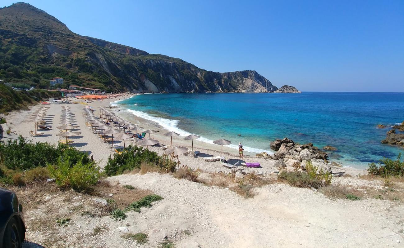 Photo de Plage de Petani avec caillou fin clair de surface