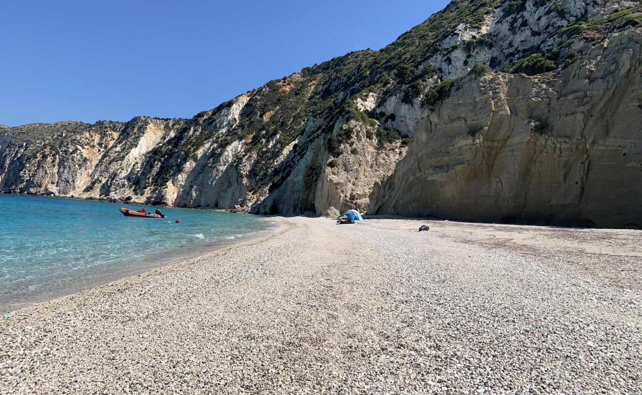 Photo de Paralia Petani III avec petits galets beige de surface