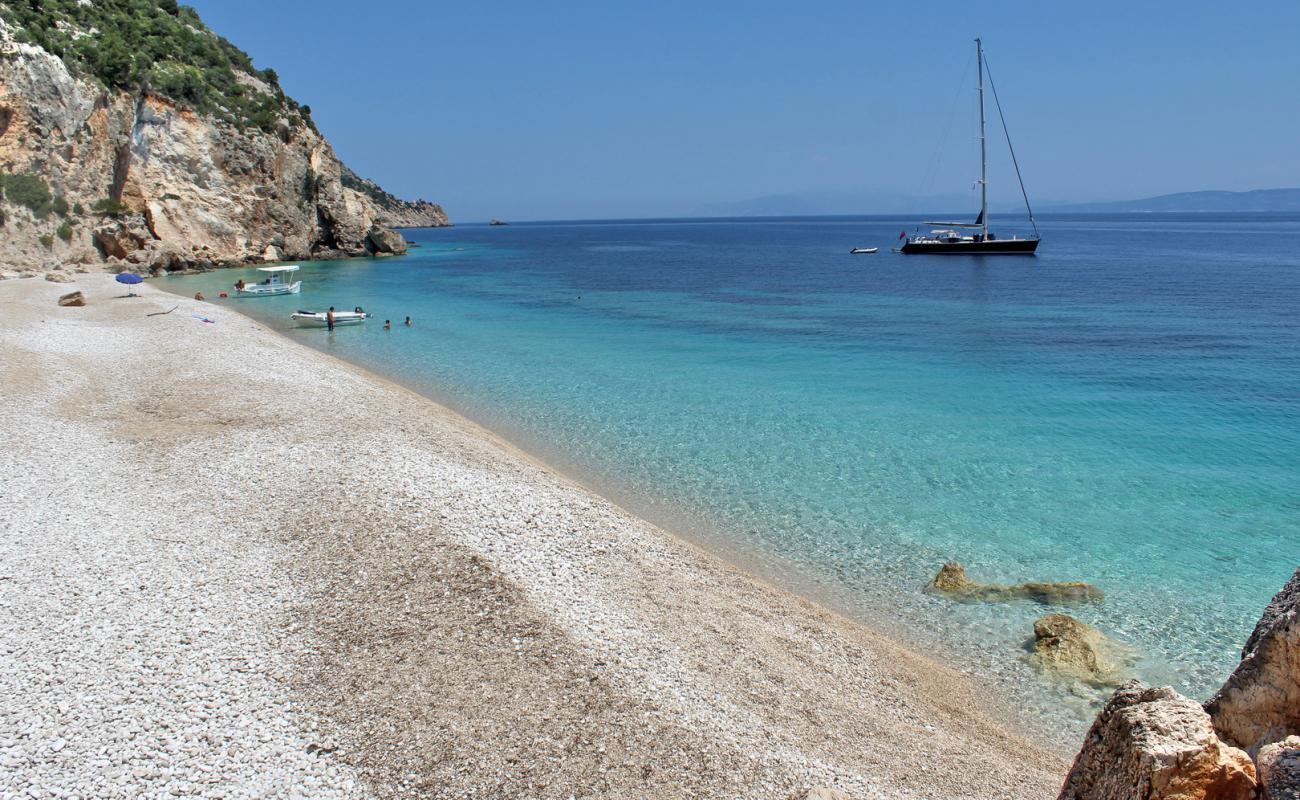 Photo de Plage d'Amidi avec petits galets beige de surface