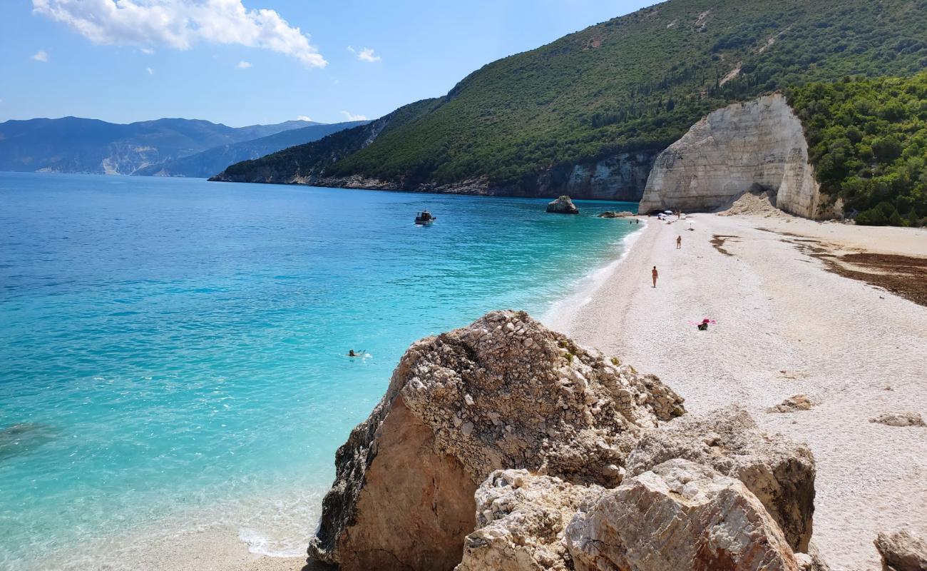 Photo de Fteri beach avec petits galets beige de surface