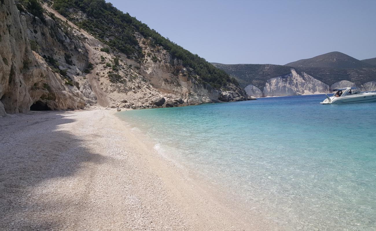 Photo de Kamari beach avec petits galets beige de surface