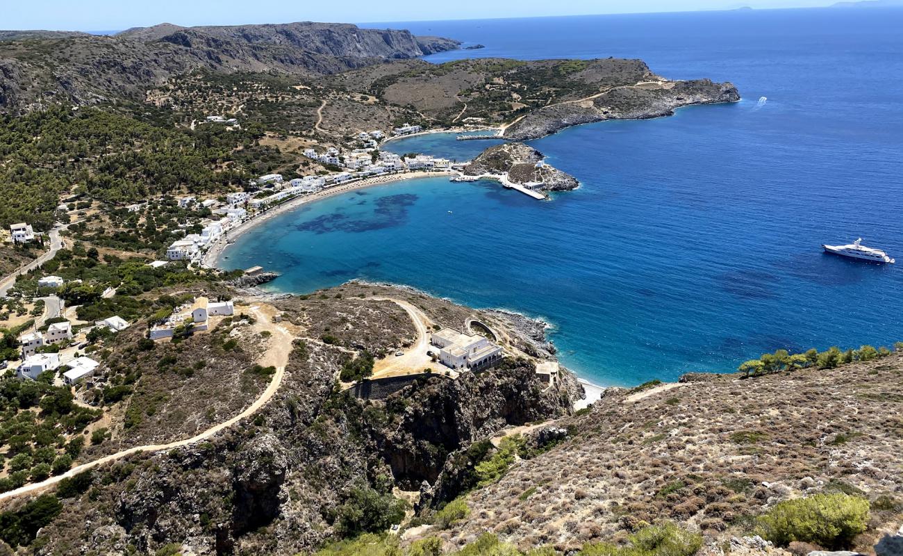 Photo de Paralia Kapsali avec sable gris avec caillou de surface