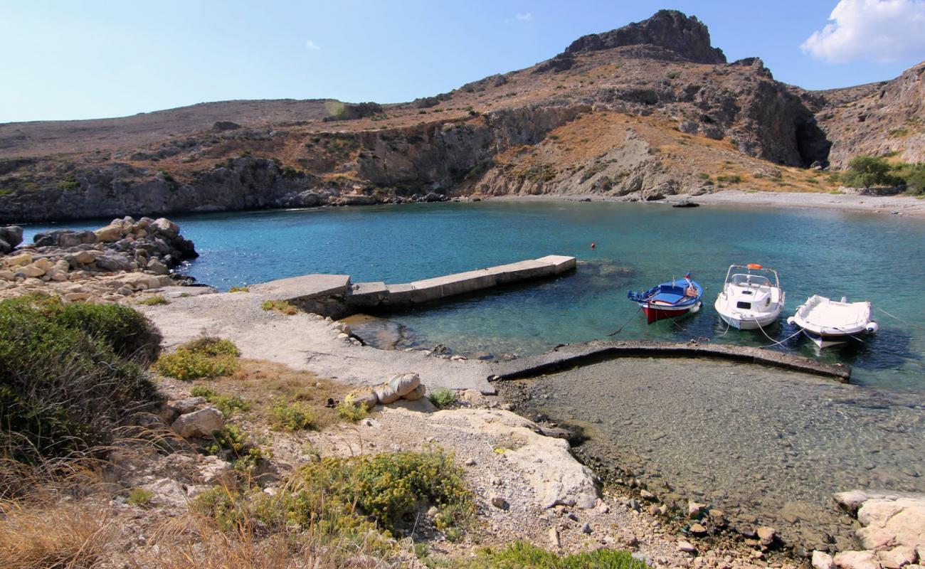 Photo de Paralia Feloti avec sable gris & galets de surface