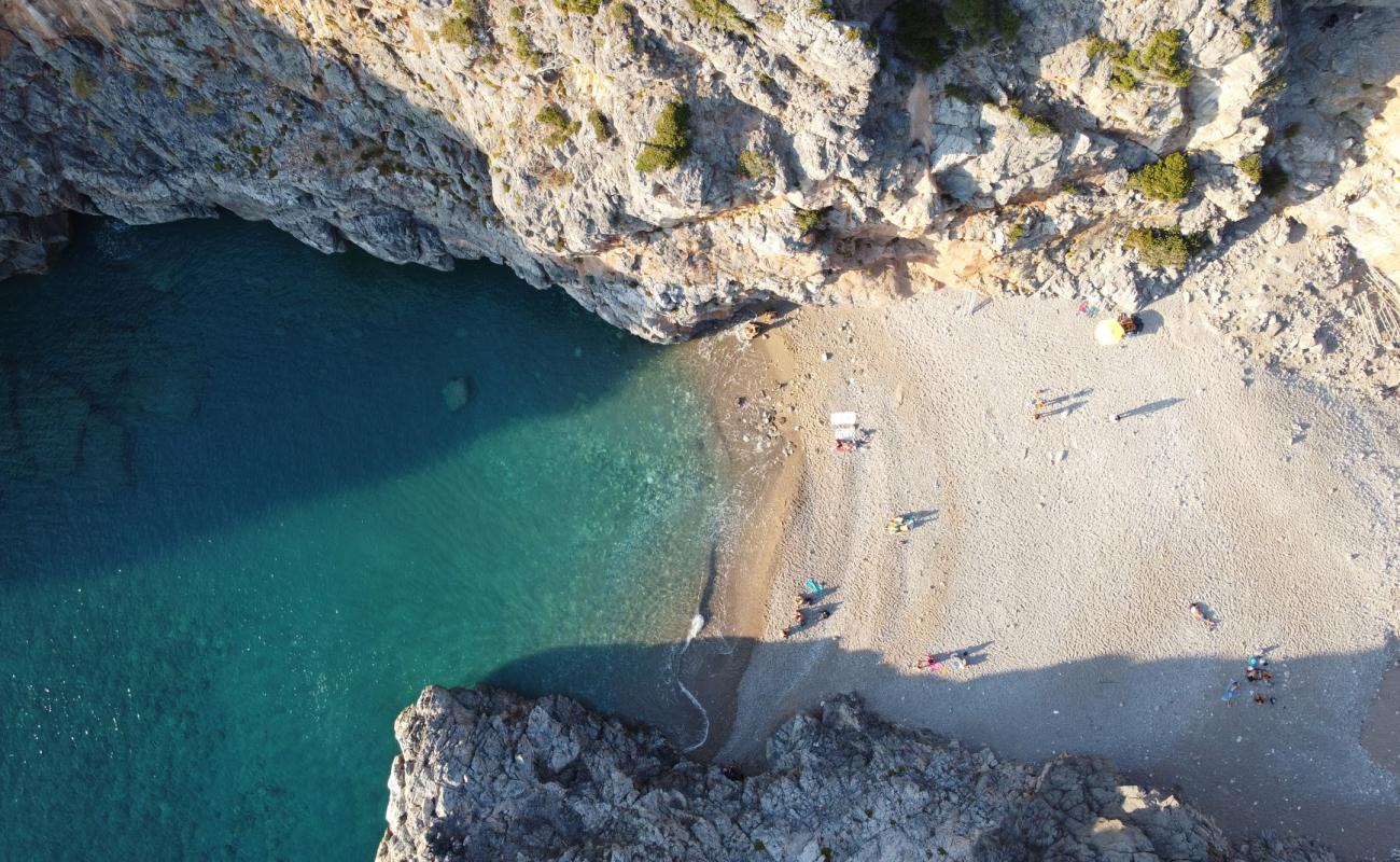 Photo de Paralia Kalami avec petits galets gris de surface