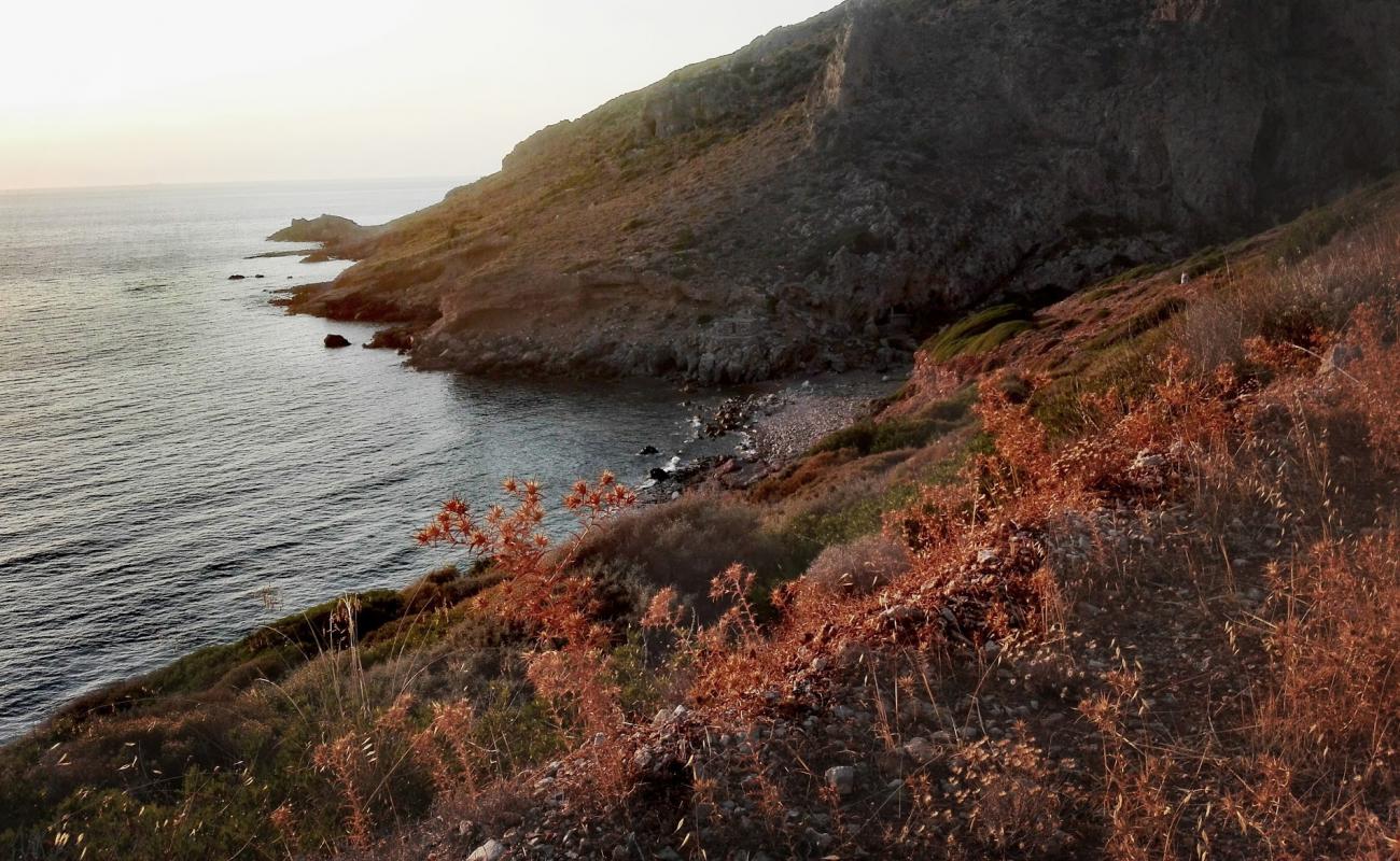 Photo de Agios Eleftherios avec sable gris avec roches de surface