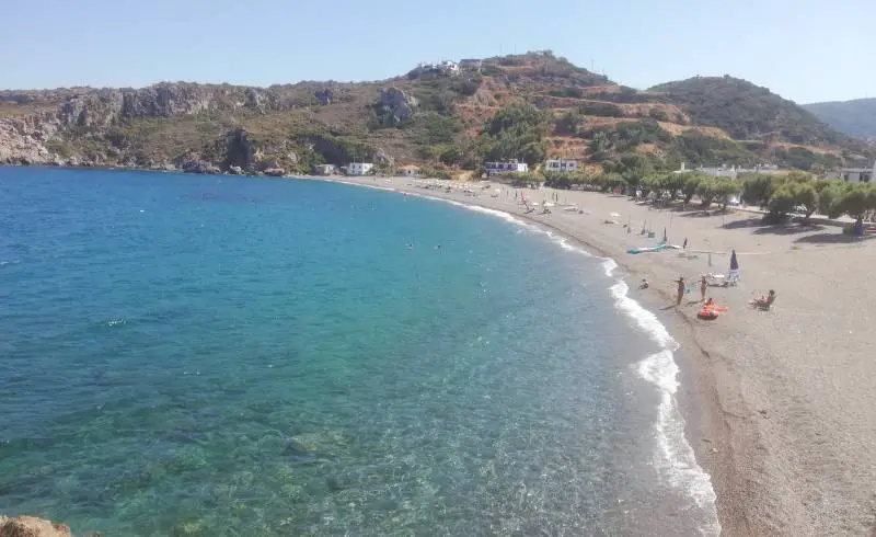 Photo de Platia Ammos avec sable gris avec caillou de surface