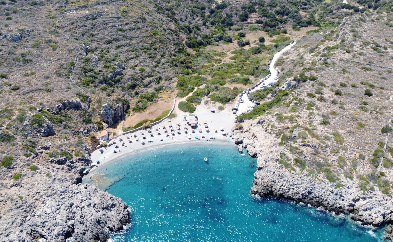 Photo de Fourni beach avec caillou gris de surface