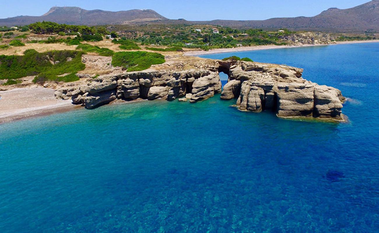 Photo de Paralia Limni avec sable noir & galets de surface