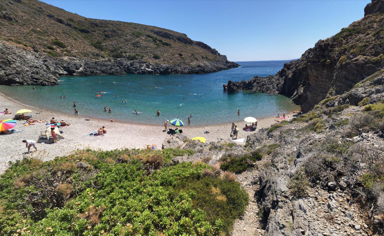 Photo de Paralia Chalkos protégé par des falaises