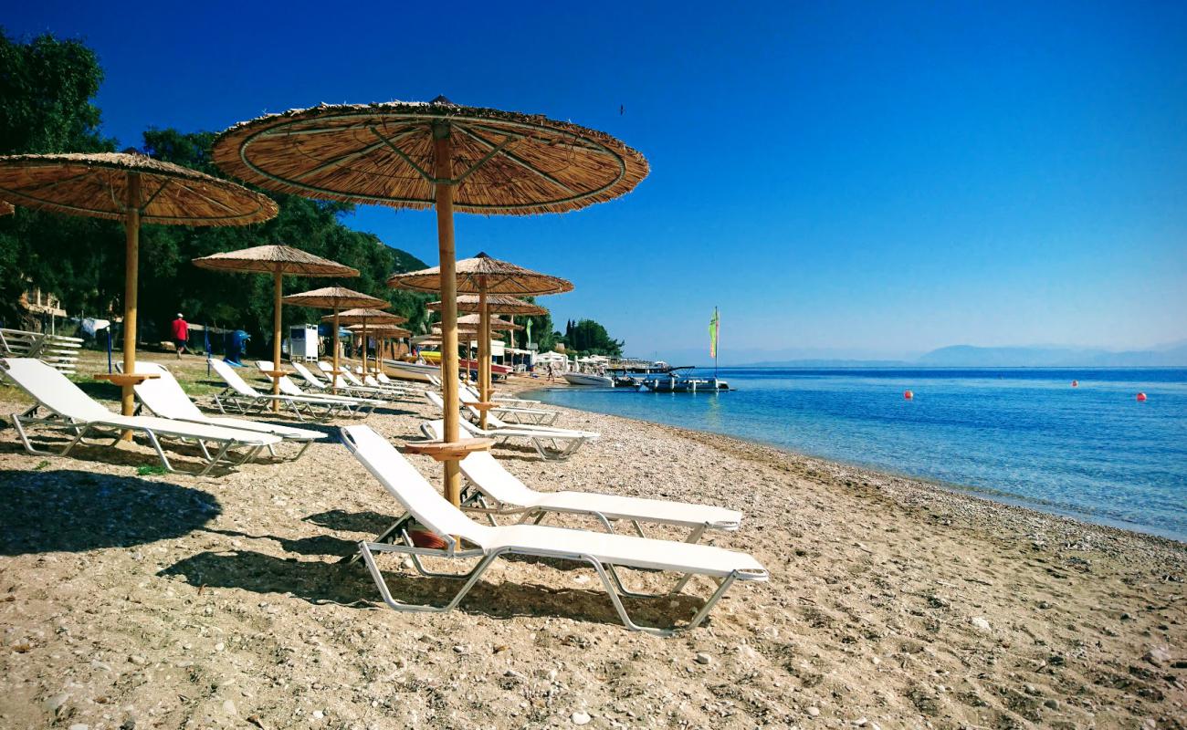 Photo de Plage d'Agios Ioannis Peristeron avec sable clair avec caillou de surface