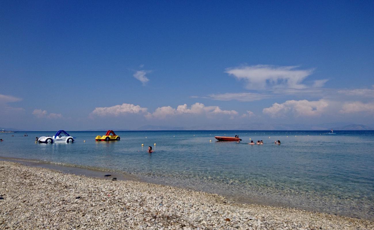 Photo de Paralia Mesoggi avec sable noir & galets de surface