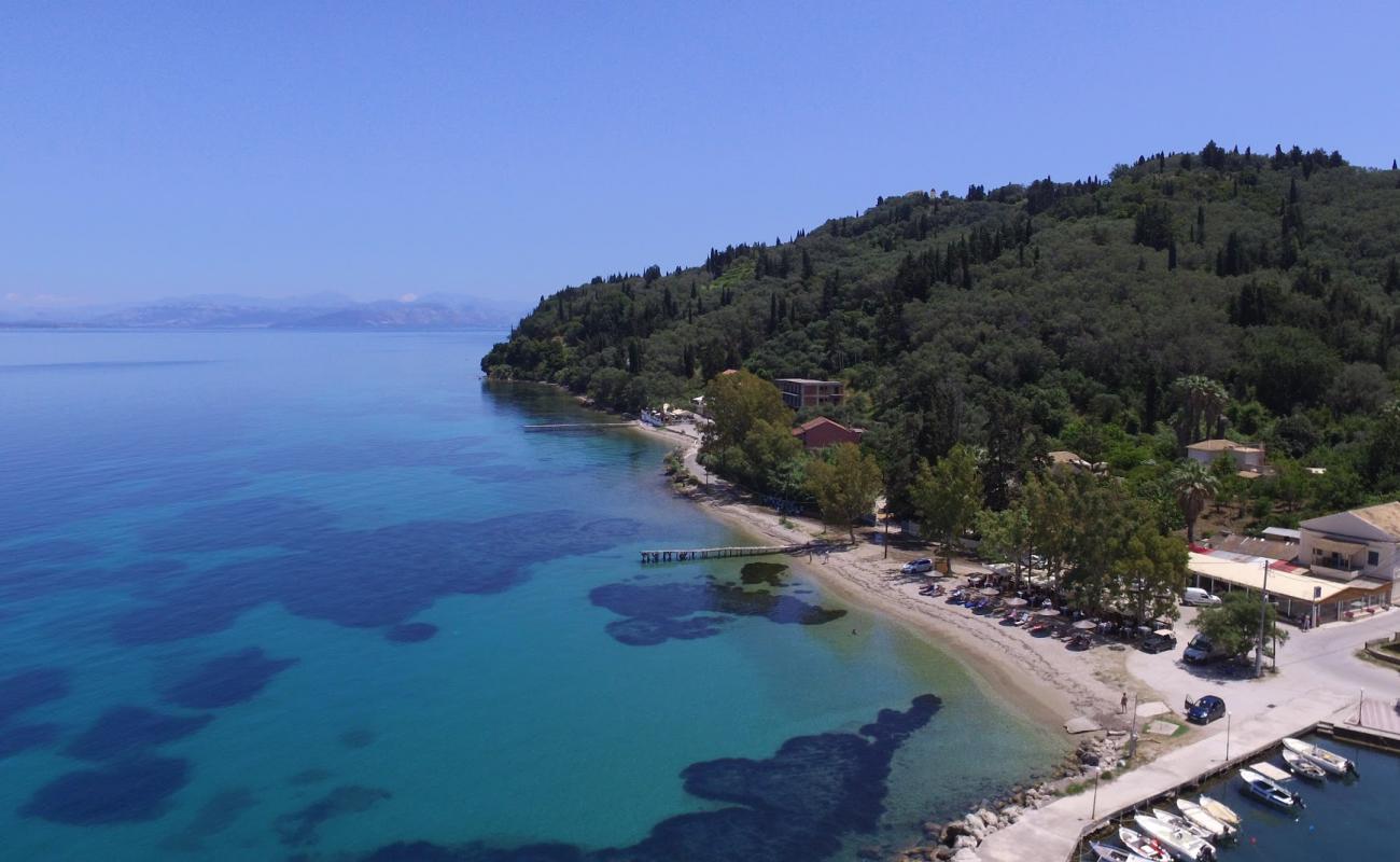 Photo de Paralia Mpoukari avec caillou brun de surface