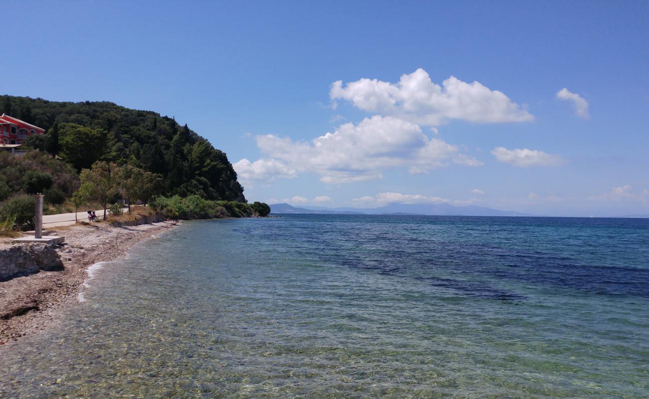 Photo de Paralia Petriti II avec galets gris de surface