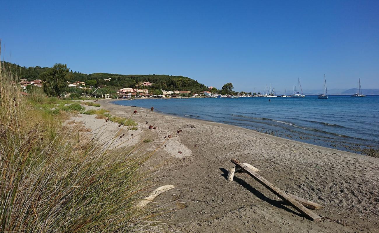 Photo de Paralia Petriti avec sable noir & galets de surface
