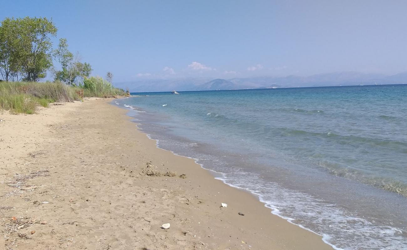 Photo de Skaloma beach II avec sable fin marron de surface