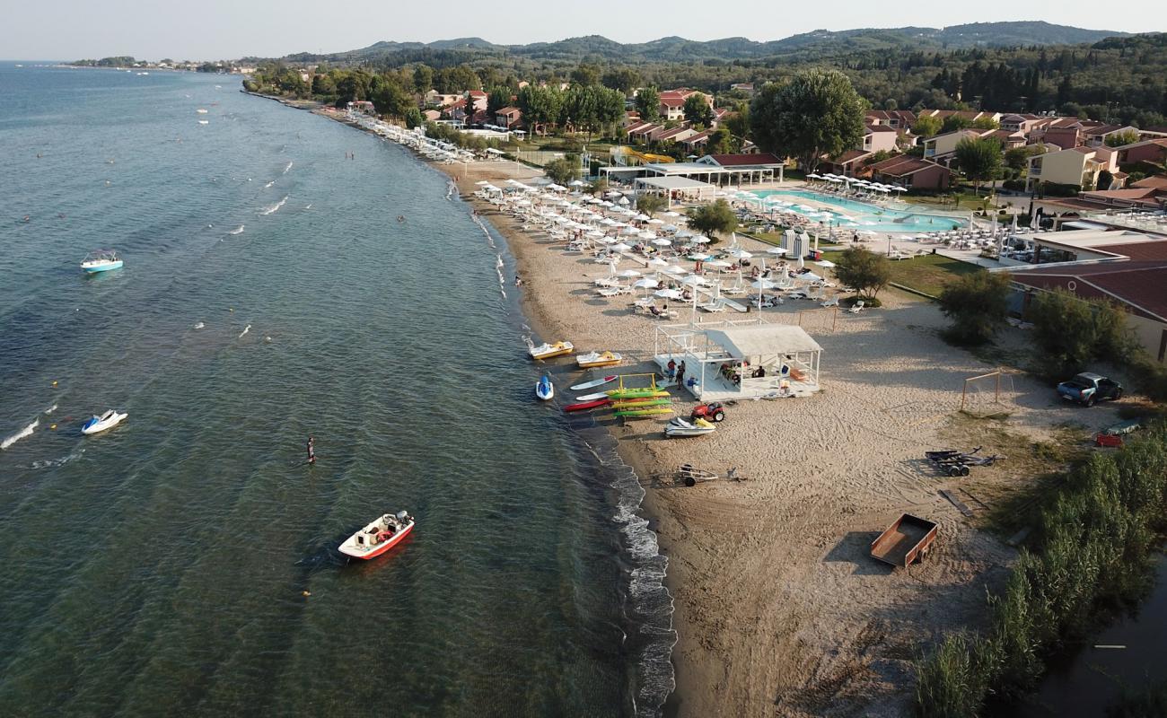 Photo de Plage d'Agios Petros avec sable fin brun de surface