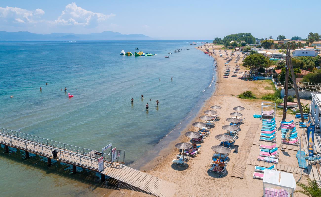 Photo de Kavos beach avec sable fin brun de surface