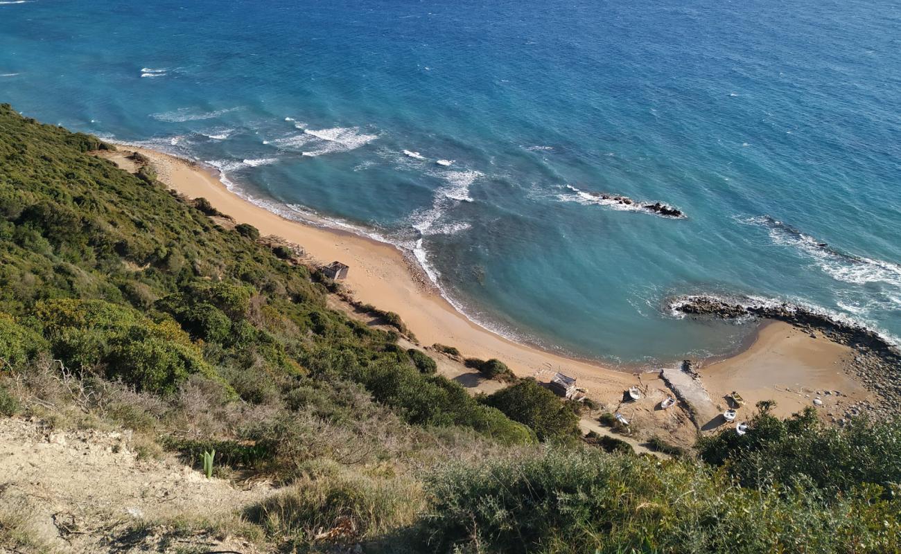 Photo de Small beach Kritika avec sable brun de surface