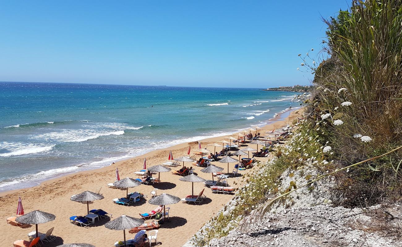 Photo de Agios Georgios beach avec sable fin marron de surface