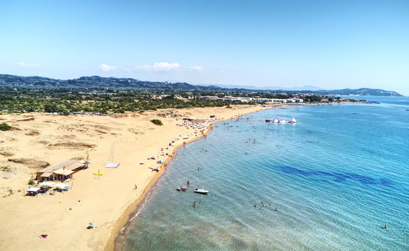 Photo de Plage d'Issos avec sable fin et lumineux de surface