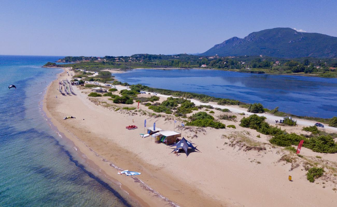 Photo de Plage de Halikounas avec sable beige fin de surface