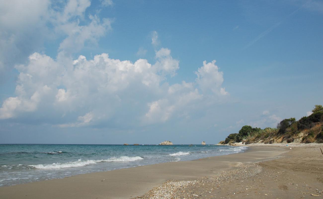Photo de Paralia Kanouli avec sable beige de surface