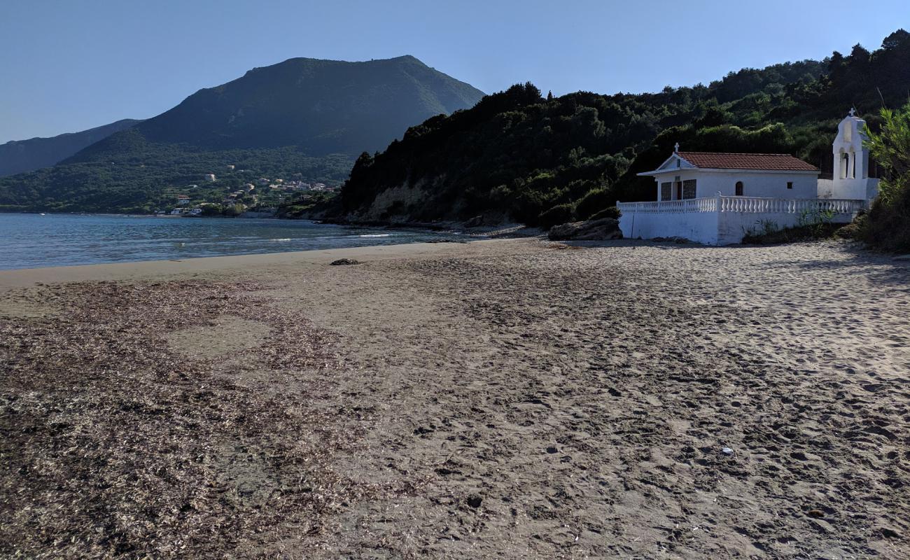 Photo de Agios Nikolaos beach avec sable fin marron de surface