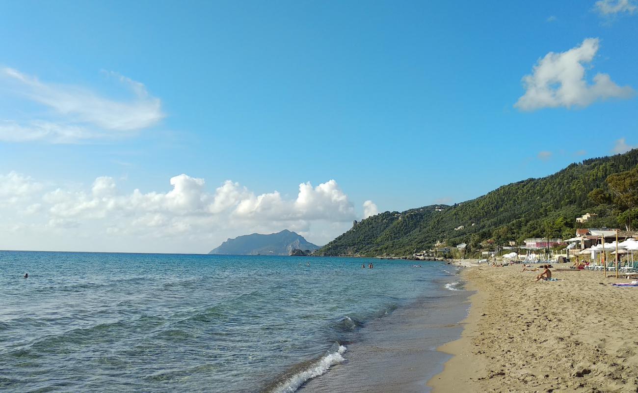 Photo de Plage d'Agios Gordios avec sable fin et lumineux de surface