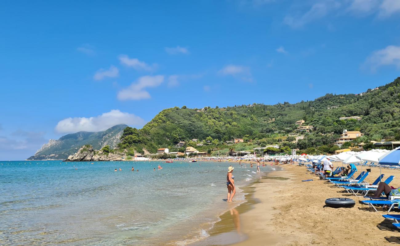 Photo de Plage de Kontogialos avec sable fin et lumineux de surface