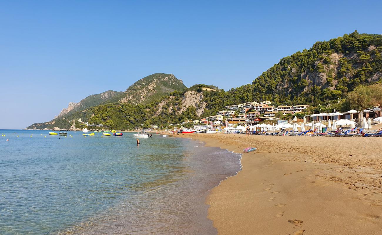 Photo de Plage de Glyfada avec sable fin et lumineux de surface