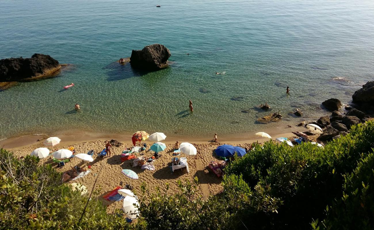 Photo de Myrtiotissa beach avec sable fin brun de surface