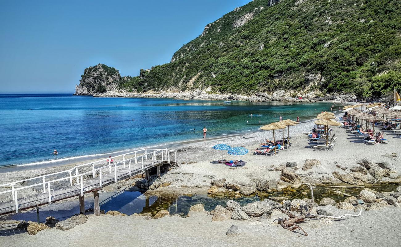 Photo de Plage d'Ermones avec sable gris avec caillou de surface