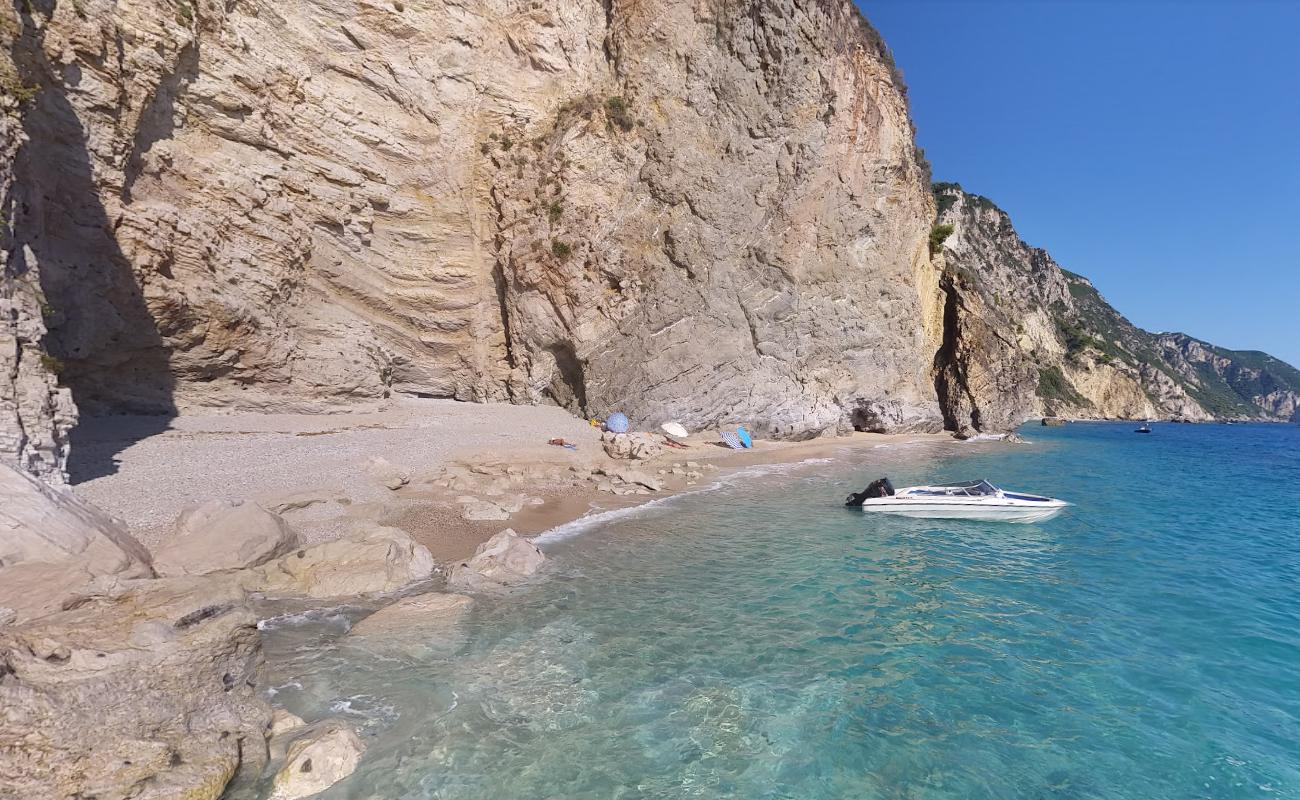 Photo de Kamari beach avec l'eau cristalline de surface