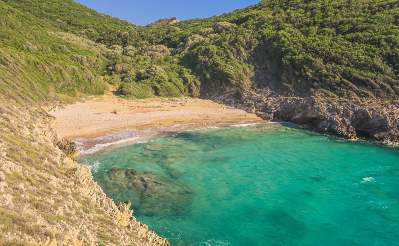 Photo de Iliodoros beach avec sable clair avec caillou de surface