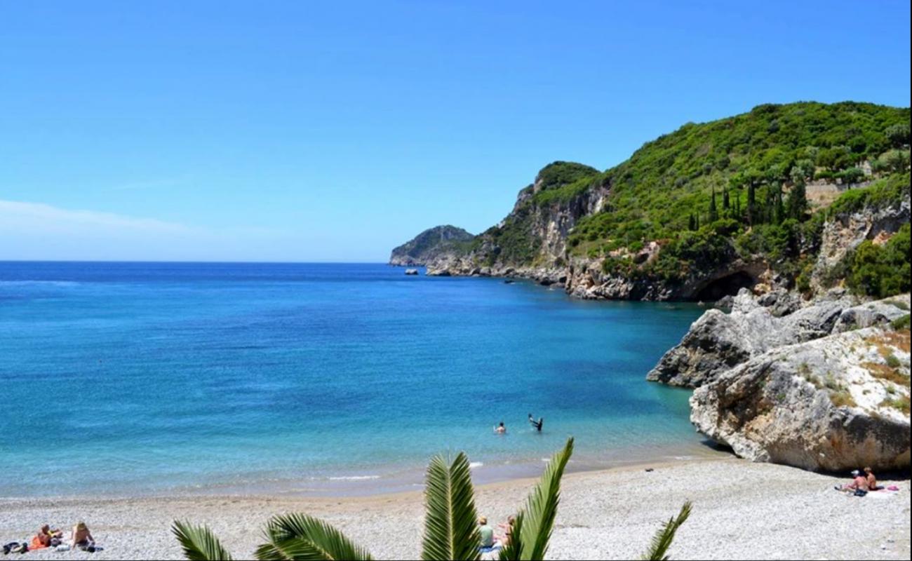 Photo de Paralia Liapades avec sable noir avec caillou de surface