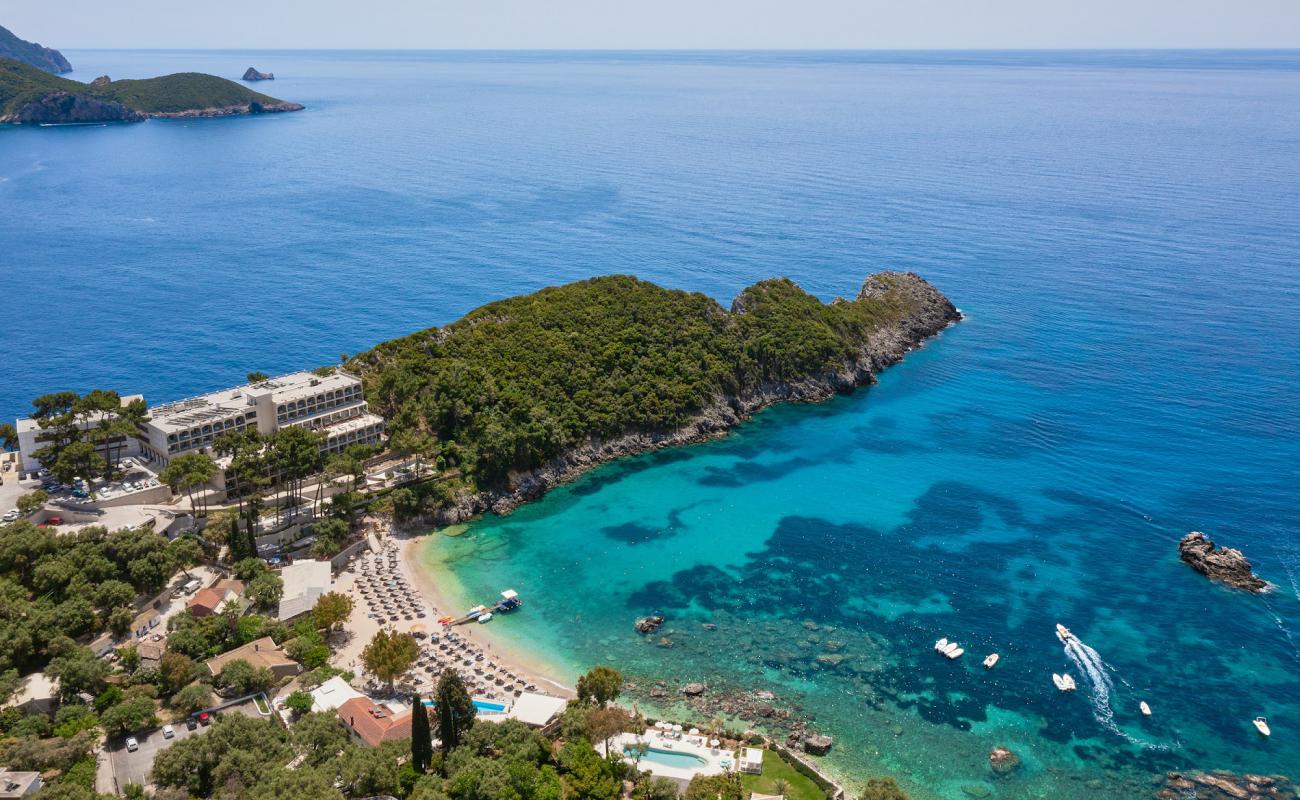 Photo de Plage d'Agia Triada avec sable clair avec caillou de surface