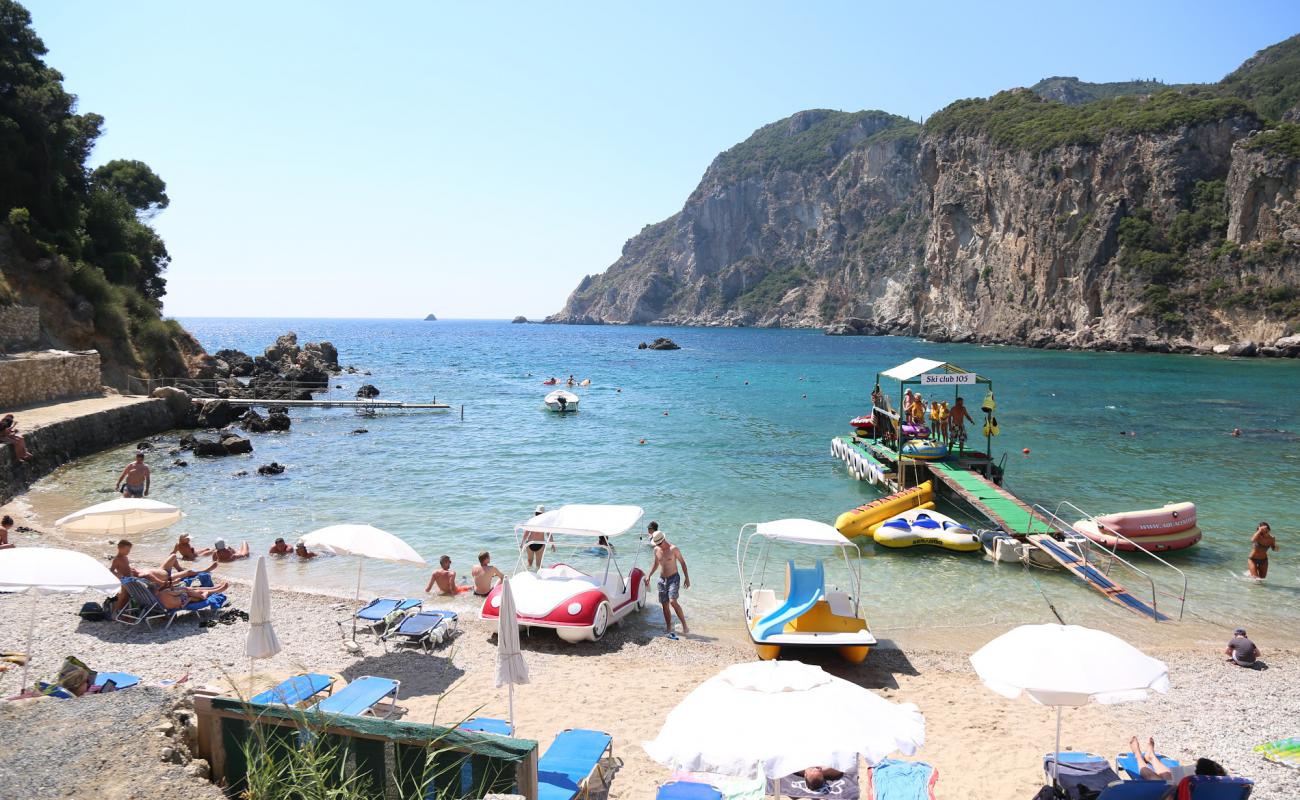 Photo de Plage d'Agios Petros avec sable clair avec caillou de surface