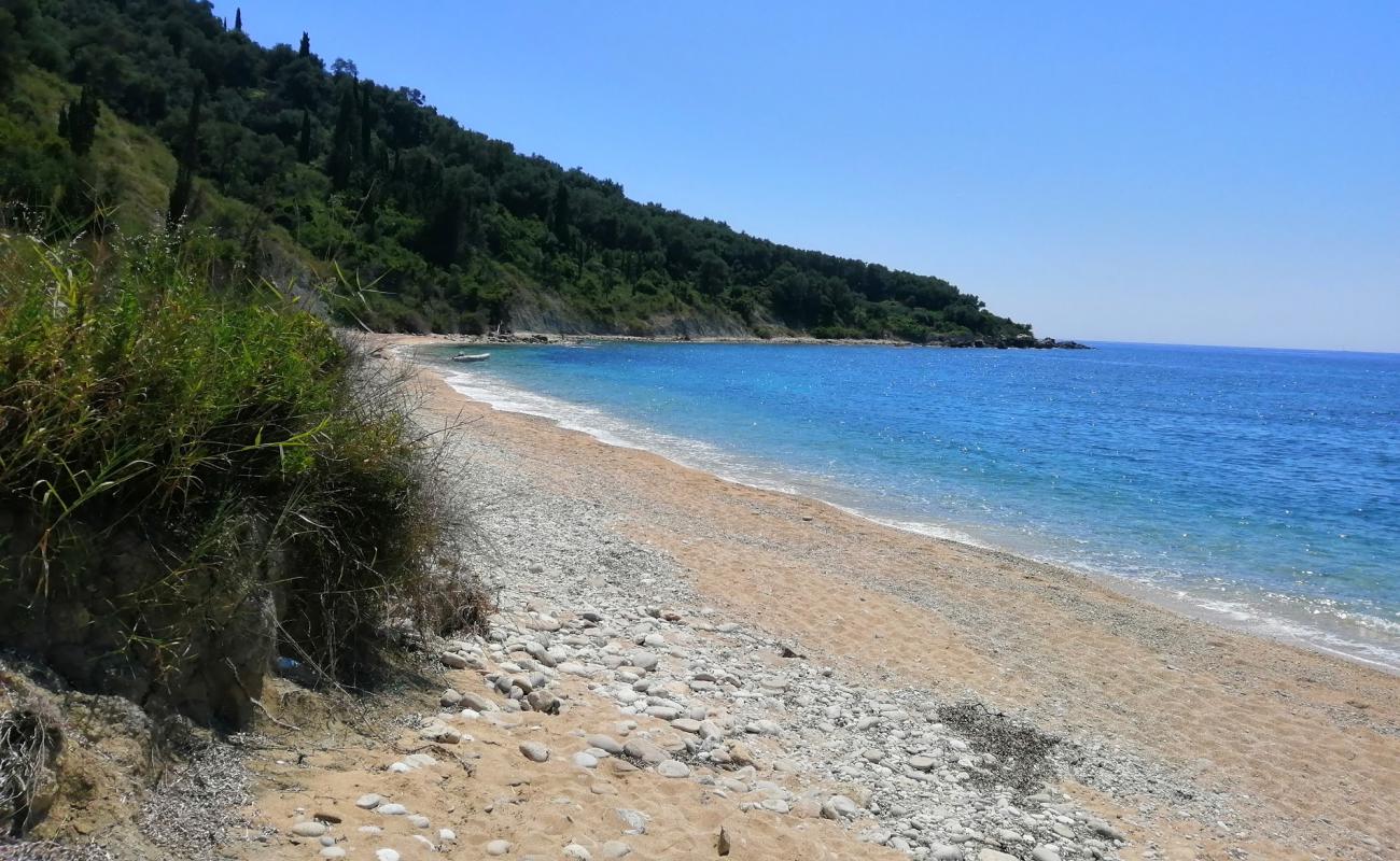 Photo de Akrokiali beach avec sable noir avec caillou de surface