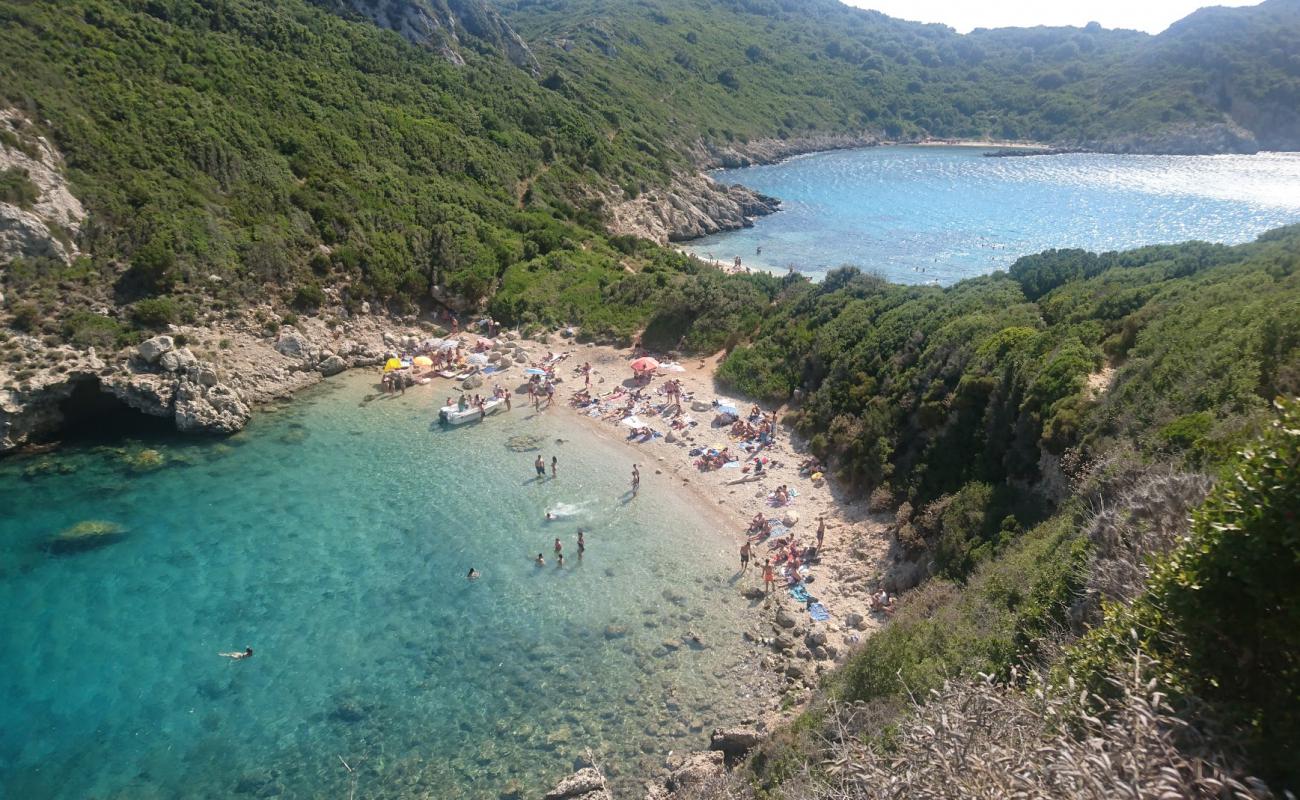 Photo de Porto Timoni avec sable clair avec caillou de surface