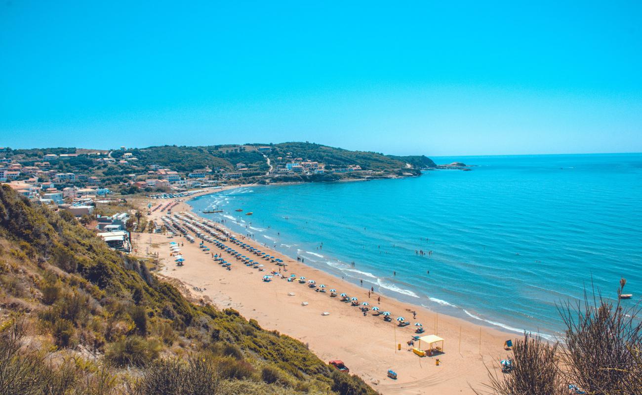 Photo de Plage d'Agios Stefanos avec sable fin brun de surface