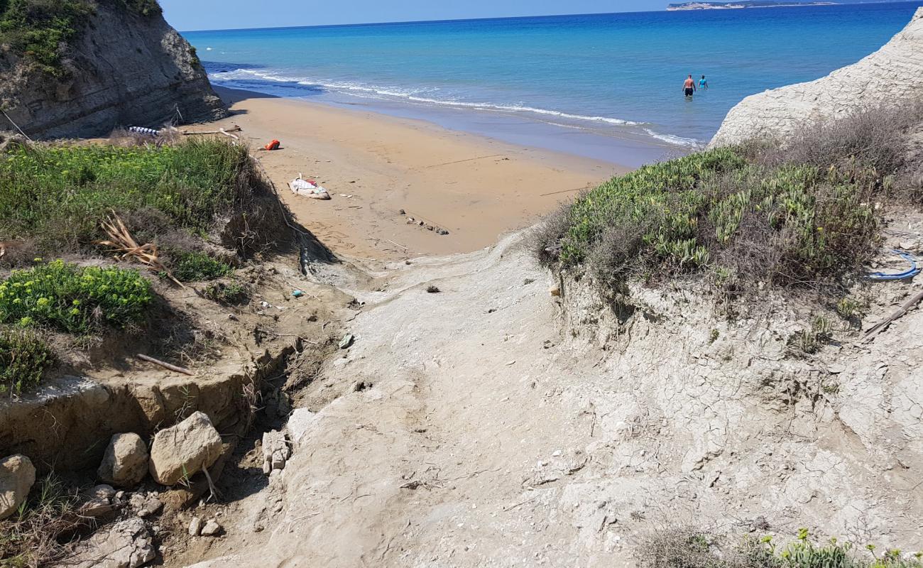 Photo de Katevasidi beach avec sable fin brun de surface